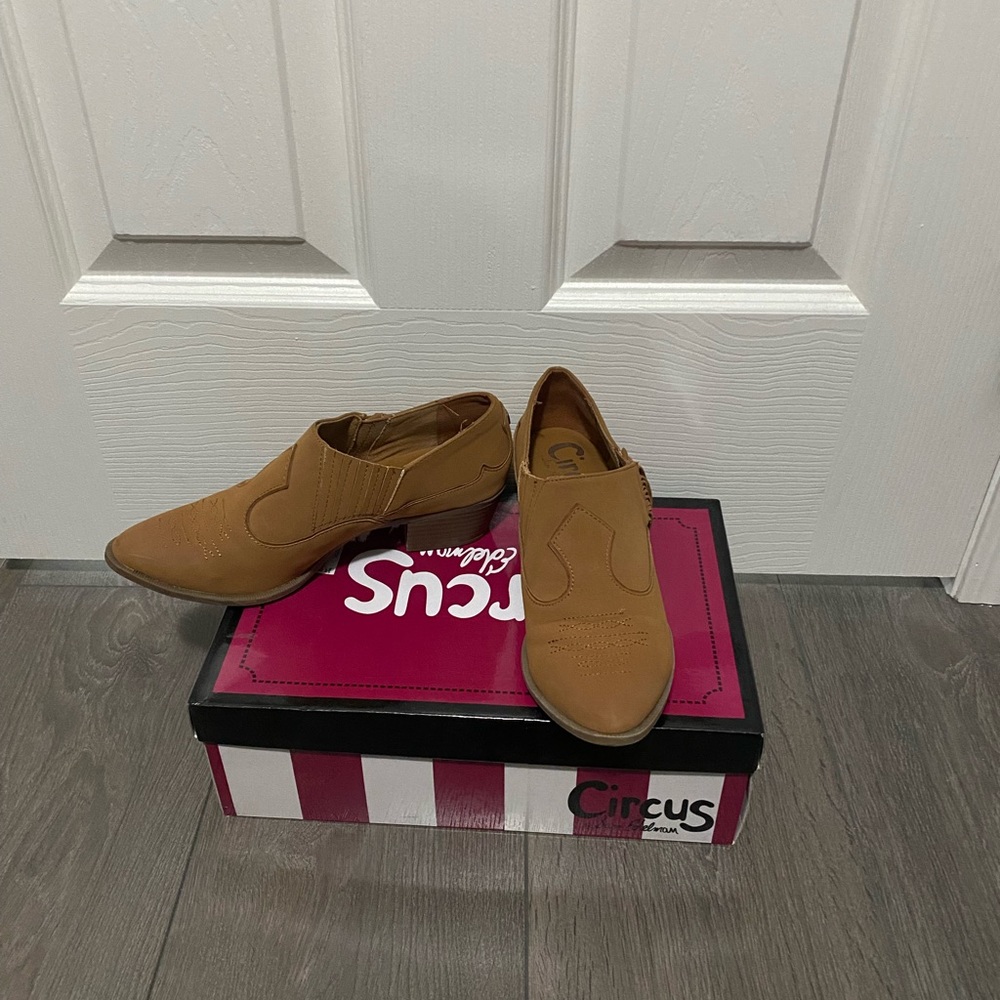 Circus by Sam Edelman western ankle booties in size 6.